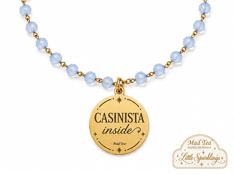 I cristalli azzurri rendono il bracciale fresco e luminoso, mentre il ciondolo “Casinista inside” dice tutto il resto: fuori magari sembriamo anche tranquille… ma dentro sappiamo benissimo come stanno le cose!