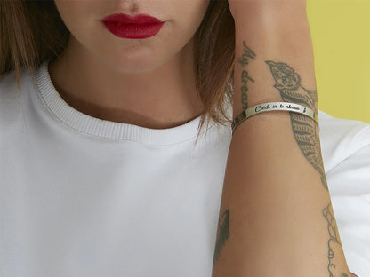 Bracciale rigido collezione Bracciali da Favola Mad Tea con incisa la frase Credi in te stesso con piuma magica di Dumbo