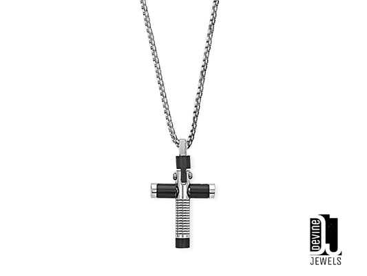 Abbiamo unito il tema della religione e della moda in questa&nbsp;collana Rocker Cross, realizzata con maglia e pendente in acciaio inossidabile con dettagli smaltati in nero per fornire il giusto contrasto all'acciaio zigrinato