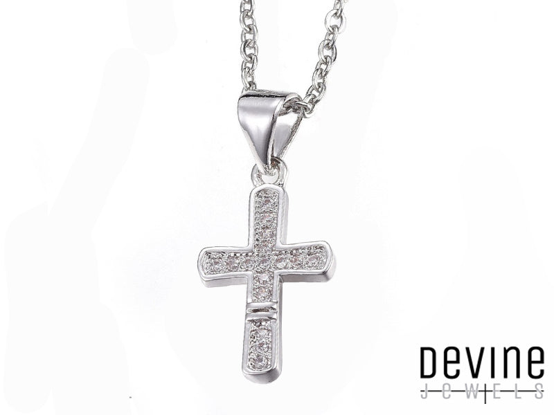 "Lasciati avvolgere dalla luce di questa collana Devine Jewels. La croce, simbolo di amore eterno, risplende grazie agli zirconi che catturano la luce del tuo cuore. Un gioiello che parla di passione, fede e bellezza senza tempo."