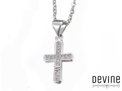 "Lasciati avvolgere dalla luce di questa collana Devine Jewels. La croce, simbolo di amore eterno, risplende grazie agli zirconi che catturano la luce del tuo cuore. Un gioiello che parla di passione, fede e bellezza senza tempo."