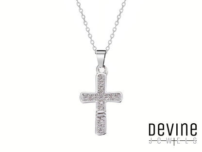 Lasciati conquistare da questa splendida collana Devine Jewels, un gioiello che unisce la raffinatezza dell'acciaio inossidabile alla brillantezza degli zirconi. Il ciondolo a forma di croce, simbolo di fede e protezione, è impreziosito da zirconi scintillanti che catturano la luce, creando un effetto di straordinaria luminosità. Perfetta per ogni occasione, questa collana è un accessorio versatile ed elegante, ideale per completare il tuo look con un tocco di classe.