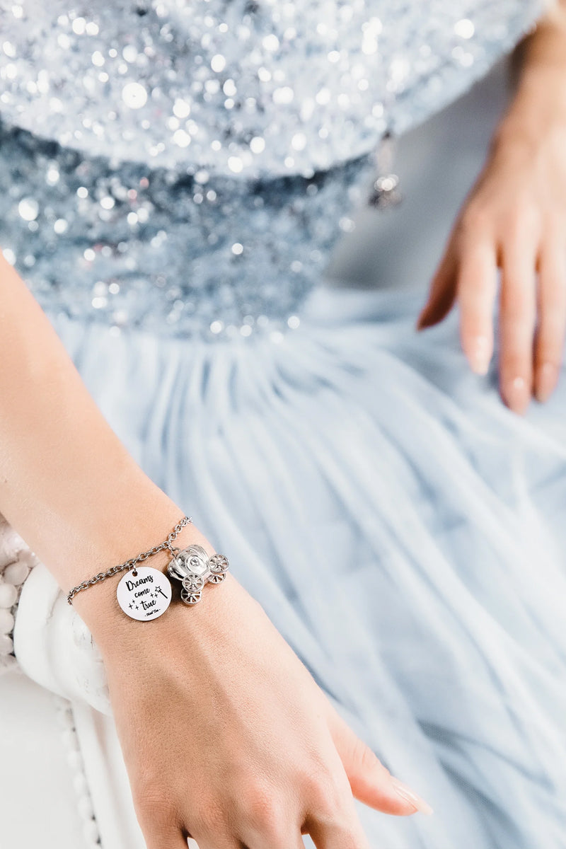 Bracciale carrozza di Cenerentola “Dreams come true” indossato