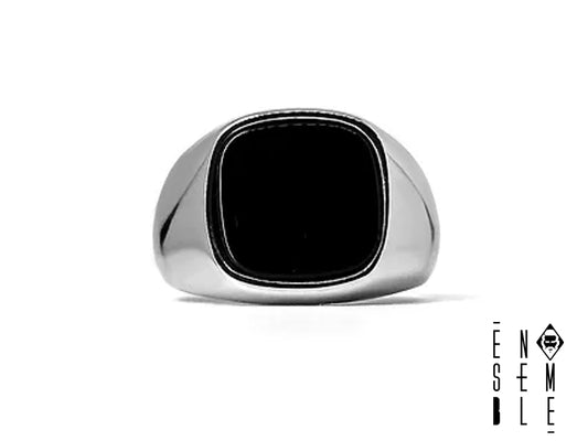 Anello da uomo realizzato in acciaio inossidabile 316L argentato lucido con sigillo in pietra sintetica nera
