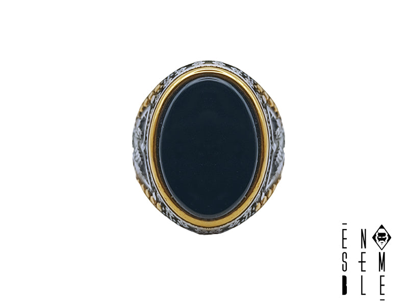 Anello da uomo realizzato in acciaio inossidabile 316L argentato con elementi a contrasto dorati e sigillo in pietra Agata nera