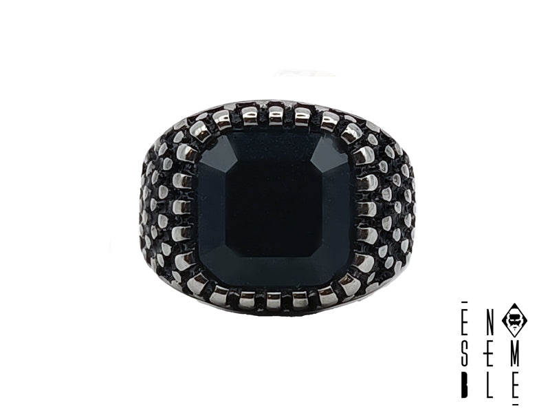Anello da Uomo gotico in acciaio 316L borchiato con pietra nera