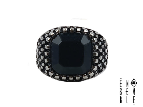 Anello da Uomo gotico in acciaio 316L borchiato con pietra nera