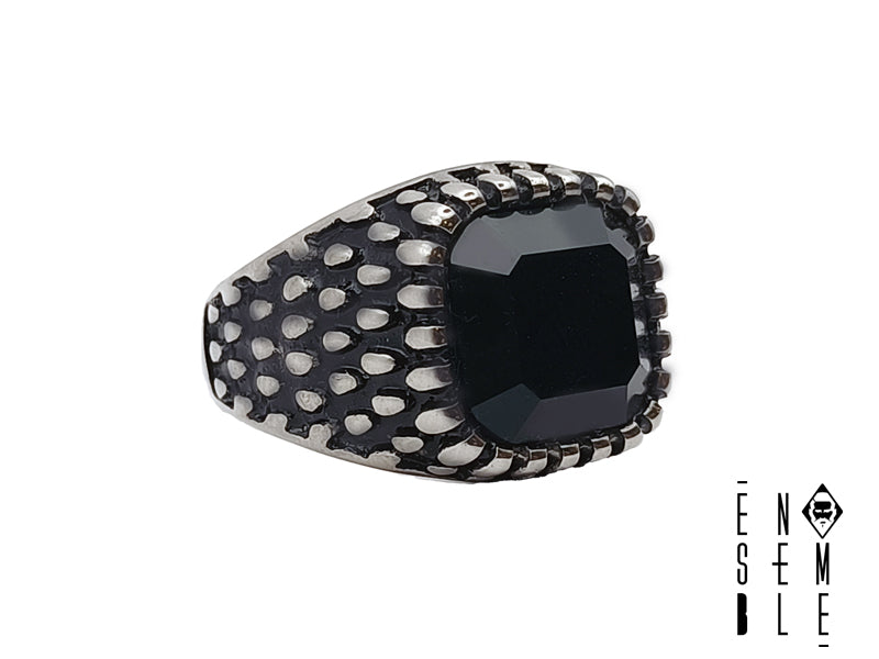 Anello gotico borchiato in acciaio inossidabile con pietra nera