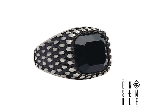 Anello gotico borchiato in acciaio inossidabile con pietra nera