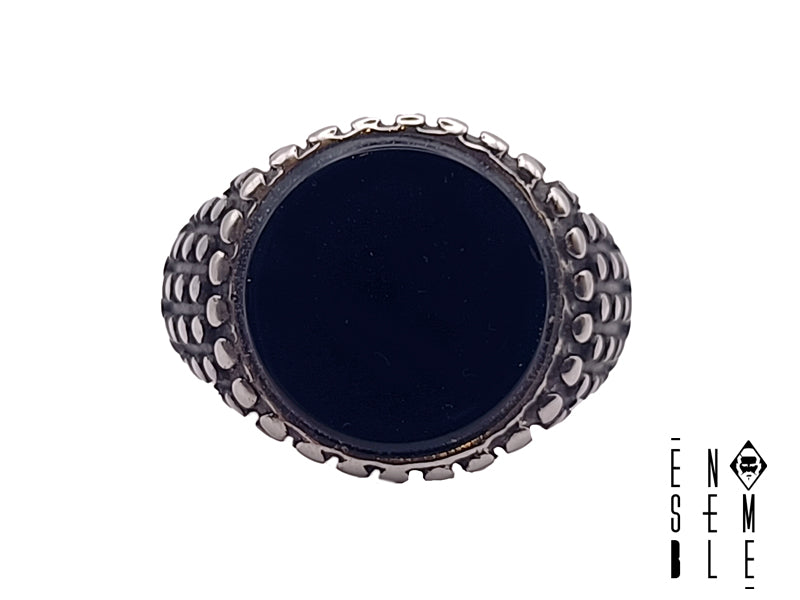 Anello Ensemble uomo gotico borchiato in acciaio con pietra rotonda nera