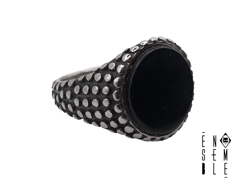 Anello borchiato in acciaio argentato con pietra nera