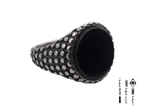 Anello borchiato in acciaio argentato con pietra nera