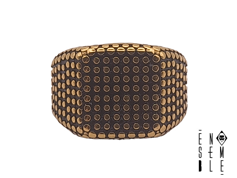 Anello uomo Chevalier quadrato con borchie in acciaio dorato e brunito