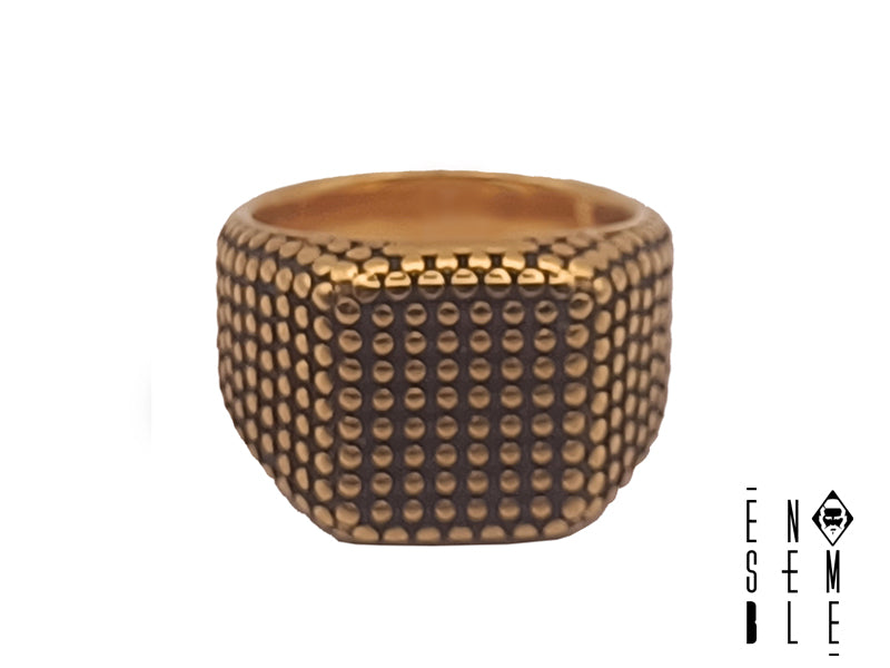 Anello collezione Ensemble uomo modello Chevalier in acciaio dorato e brunito con borchie 