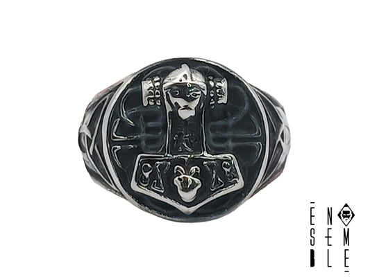 Anello in acciaio ispirato a Mjöllnir, il famoso martello di Thor con triquetra
