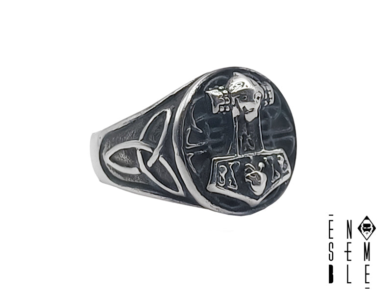 Anello Viking, realizzato in acciaio inossidabile di altissima qualità, ispirato a Mjöllnir, il famoso martello di Thor con triquetra laterale