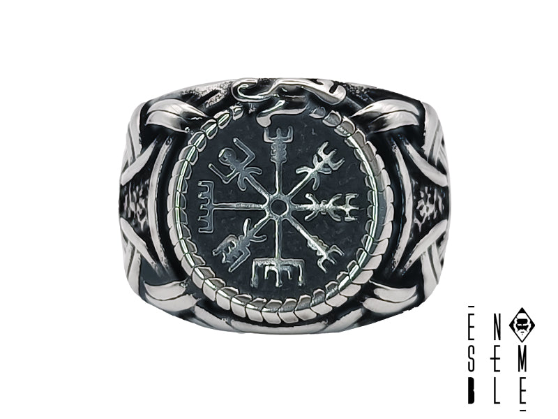 L'anello è realizzato in acciaio inossidabile e reca il simbolo del Vegvisir che è noto per essere un portafortuna, anzi è una bussola della vita, che deve sempre accompagnarvi e portarvi alla giusta destinazione.&nbsp;