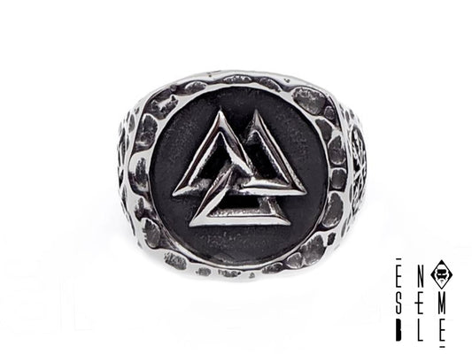 L'anello è realizzato in acciaio inossidabile e reca il simbolo del Valknut, una triade di triangoli intrecciati, è uno dei simboli più emblematici e misteriosi dell'epoca vichinga.&nbsp;