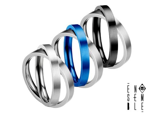 Metti una fede, metti due fedi... no, aspetta! Questo anello è una sola, ma doppia! Un gioiello così cool che farai impazzire tutti con la sua originalità. Preparati a ricevere complimenti a non finire!