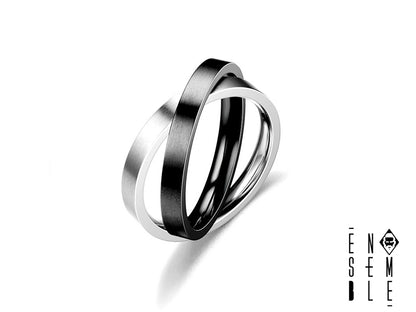Un simbolo di unione eterna, forgiato dalle stelle e dal fuoco. Le due fedine intrecciate rappresentano due anime che si uniscono in un unico destino, un legame indissolubile, destinato a durare per sempre. Un talismano di amore e di unione.