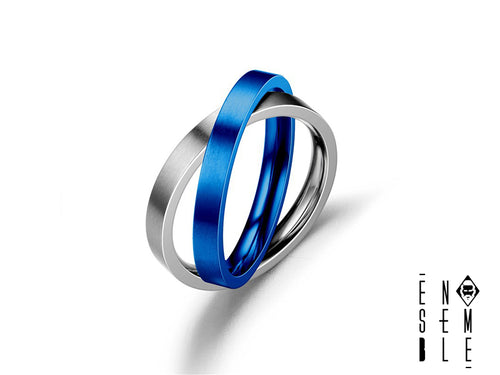 Un anello che simboleggia l'unione di due anime, intrecciate in un'unica, elegante creazione. Un gioiello moderno e raffinato, perfetto per chi ama i dettagli e l'originalità.