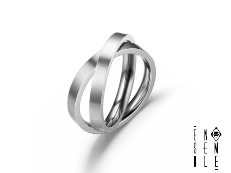 'anello è realizzato in acciaio inossidabile di alta qualità, resistente alla corrosione e all'usura. Le due fedine, perfettamente intrecciate, sono saldamente unite, garantendo la massima durata nel tempo. La finitura lucida dell'acciaio dona al gioiello un aspetto elegante e contemporaneo. L'anello è comodo da indossare e si adatta perfettamente a qualsiasi occasione.
