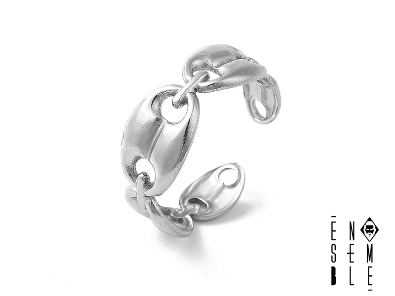 Questo anello, realizzato in acciaio inossidabile 201 di alta qualità, presenta una maglia a forma di chicchi di caffè, con una finitura marinara che conferisce un tocco di originalità. La sua robustezza e la sua resistenza alla corrosione lo rendono un accessorio durevole nel tempo. Il design è contemporaneo e raffinato, adatto ad ogni occasione.