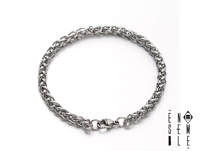 Fai colpo con questo bracciale da uomo in acciaio inossidabile di grado chirurgico realizzato con catena maglia grano da Ø 5 mm. La sua superficie resistente ai graffi e all'appannamento assicura che rimarrà un pezzo forte della tua collezione per decenni.