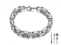 Bracciale da uomo con maglie bizantine e chiavi greche realizzato in acciaio inossidabile argentato, un gioiello contemporaneo dal design originale che risulterà insostituibile al polso