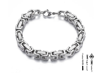 Bracciale da uomo con maglie bizantine e chiavi greche realizzato in acciaio inossidabile argentato, un gioiello contemporaneo dal design originale che risulterà insostituibile al polso