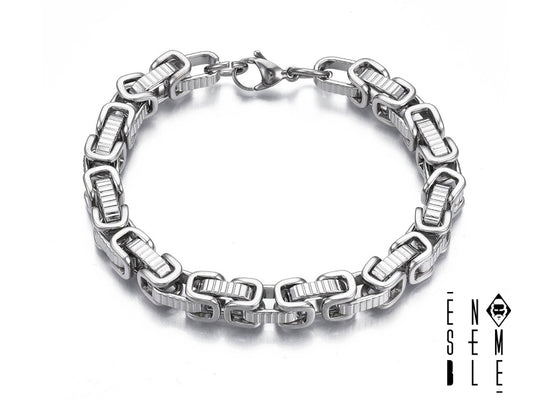 Bracciale da uomo con maglie bizantine e chiavi greche realizzato in acciaio inossidabile argentato, un gioiello contemporaneo dal design originale che risulterà insostituibile al polso