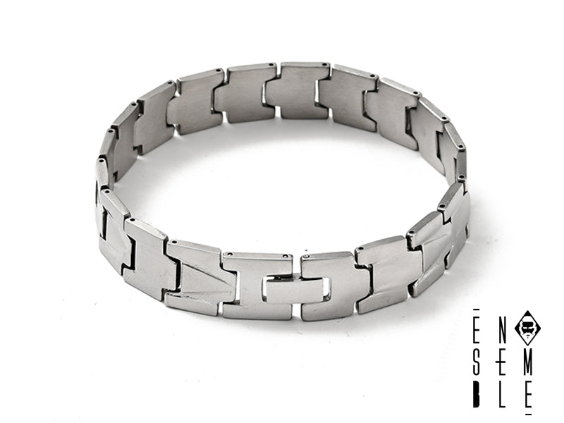 copri la qualità e l'eleganza di questo braccialetto cinturino in acciaio inossidabile argentato. La sua finitura impeccabile e la robusta costruzione garantiscono resistenza e durata nel tempo. Il design moderno e la maglia ampia lo rendono un accessorio ideale per chi cerca un gioiello di stile, senza compromessi sulla qualità dei materiali.