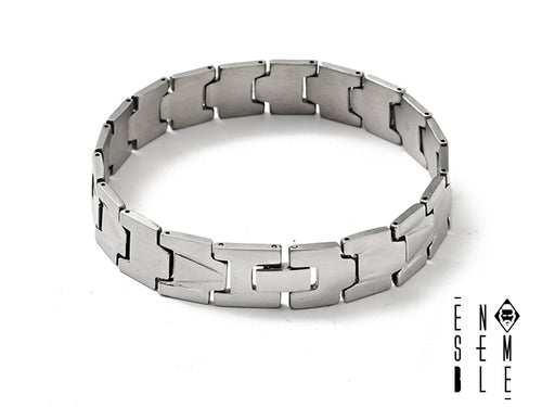 copri la qualità e l'eleganza di questo braccialetto cinturino in acciaio inossidabile argentato. La sua finitura impeccabile e la robusta costruzione garantiscono resistenza e durata nel tempo. Il design moderno e la maglia ampia lo rendono un accessorio ideale per chi cerca un gioiello di stile, senza compromessi sulla qualità dei materiali.