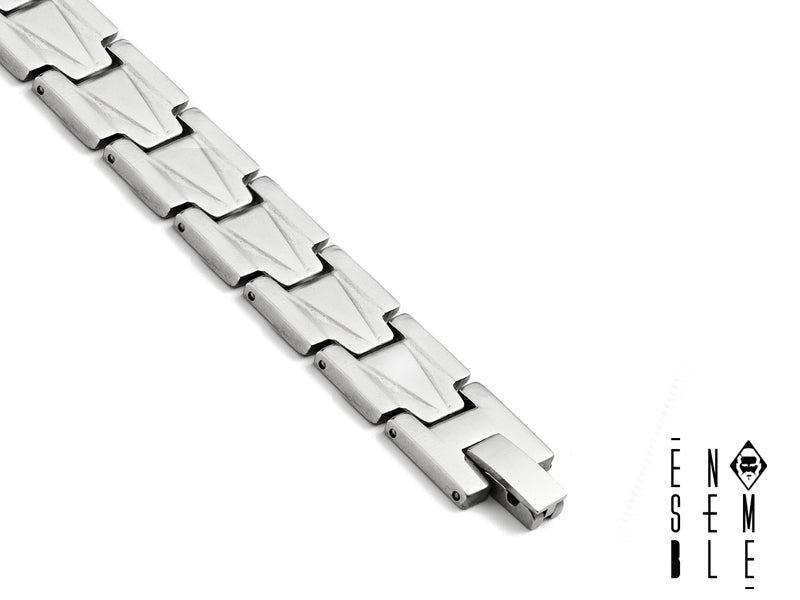 Aggiungi un tocco di stile al tuo look con questo braccialetto cinturino in acciaio inossidabile argentato. La sua robusta maglia, ispirata ai classici design a catena, offre un aspetto contemporaneo e di grande impatto. Realizzato con materiali di alta qualità per una durata eccezionale, questo braccialetto è un accessorio versatile e di tendenza, perfetto per chi ama uno stile deciso e raffinato.