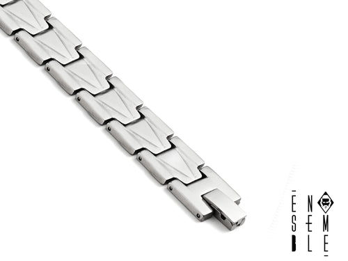 Aggiungi un tocco di stile al tuo look con questo braccialetto cinturino in acciaio inossidabile argentato. La sua robusta maglia, ispirata ai classici design a catena, offre un aspetto contemporaneo e di grande impatto. Realizzato con materiali di alta qualità per una durata eccezionale, questo braccialetto è un accessorio versatile e di tendenza, perfetto per chi ama uno stile deciso e raffinato.