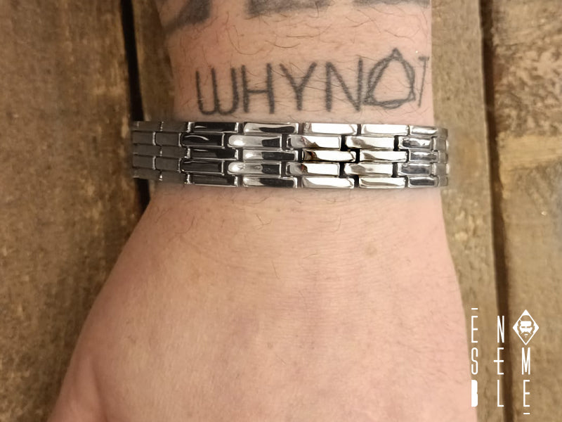 Aggiungi un tocco di stile al tuo look con questo braccialetto cinturino in acciaio inossidabile argentato. La sua robusta maglia, ispirata ai classici design a catena, offre un aspetto contemporaneo e di grande impatto. Realizzato con materiali di alta qualità per una durata eccezionale, questo braccialetto è un accessorio versatile e di tendenza, perfetto per chi ama uno stile deciso e raffinato.