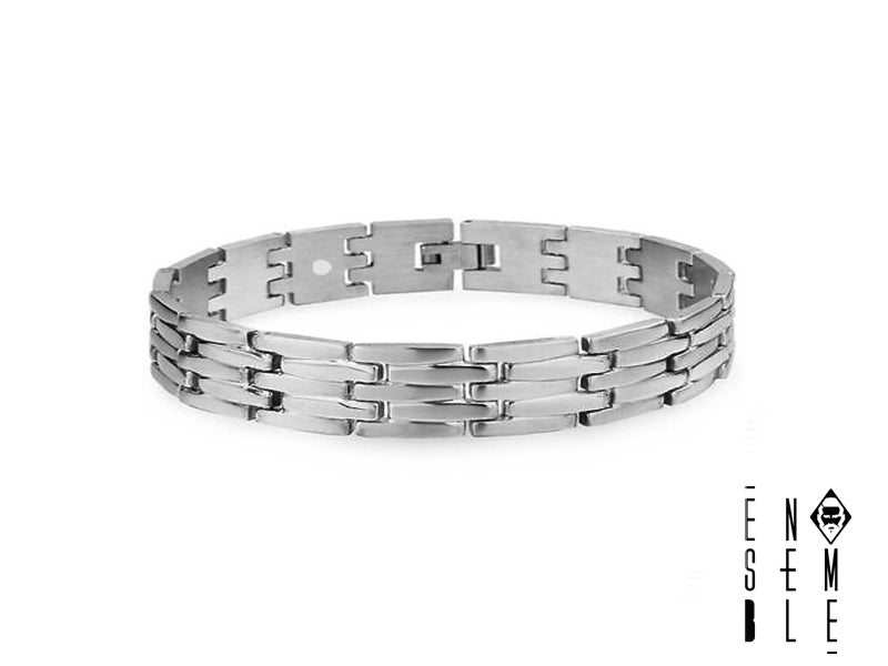 Un braccialetto dal design moderno e deciso, realizzato in acciaio inossidabile di alta qualità con finitura argentata. La sua robusta struttura a maglia larga dona un look contemporaneo e di tendenza, perfetto per completare qualsiasi outfit. Un accessorio maschile elegante e versatile, ideale per un look casual o più formale.
