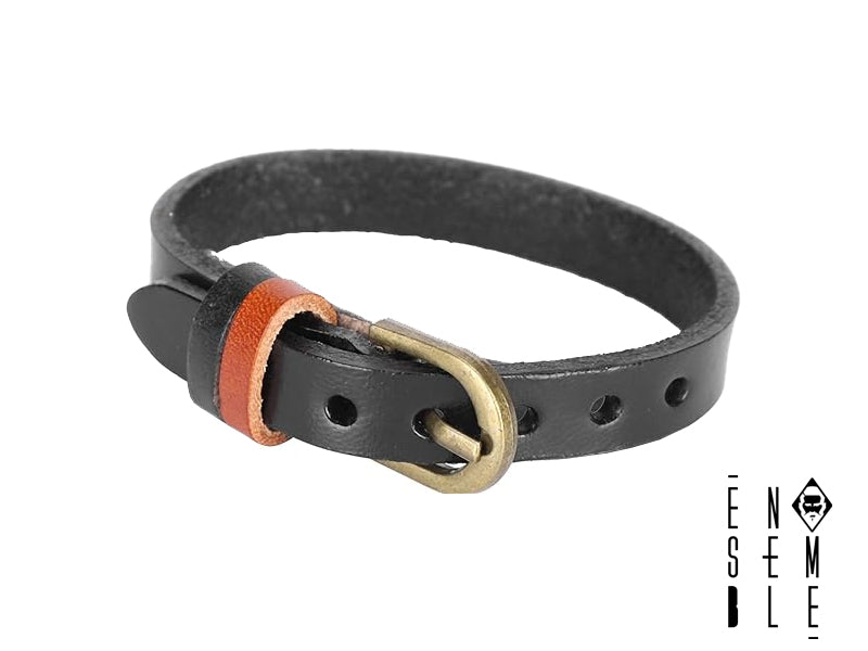 Braccialetto in vera pelle, design vintage punk-rock. Fibbia ad ardiglione regolabile per una vestibilità personalizzata. Realizzato con materiali di alta qualità per garantire resistenza e durata nel tempo. Disponibile in tre varianti colore. Un accessorio di stile versatile, ideale per un pubblico che apprezza la qualità e l'originalità.