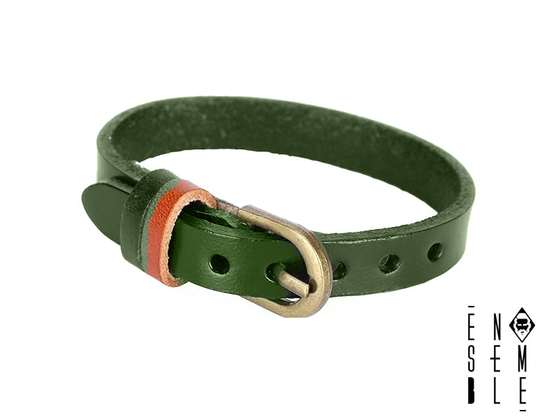 Preparati a scatenare il tuo lato ribelle con questo braccialetto in vera pelle! Sembra una cintura, ma è decisamente più cool. Regolabile, comodo e perfetto per completare il tuo look da duro (o da dolce ribelle, dipende da te!). Scegli tra tre colori: uno per ogni tuo stato d'animo. Fibbia ad ardiglione? Certo! Perché la praticità non è mai stata così rock!