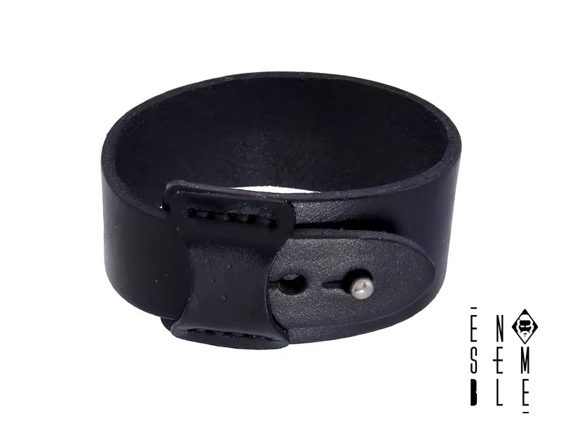 Braccialetto unisex in pelle pieno fiore, 38 mm di larghezza. Design a cinturino regolabile, ispirato allo stile vintage punk e hip-hop. Realizzato con materiali di alta qualità per garantire durata e comfort. Un accessorio di tendenza che unisce stile e praticità. Ideale per un pubblico che apprezza l'artigianalità e la cura dei dettagli.