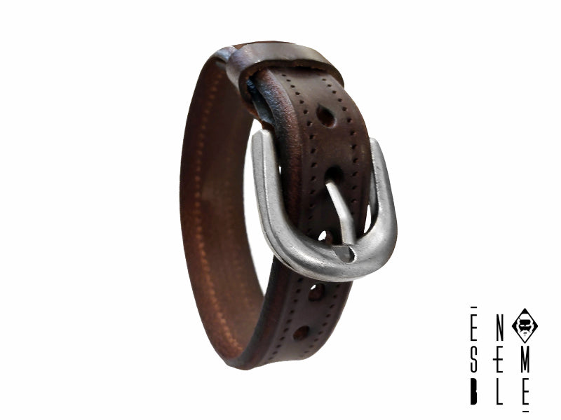 Braccialetto unisex in pelle pieno fiore, 19 mm di larghezza. Design a cinturino regolabile con fibbia ad ardiglione, ispirato allo stile vintage punk e hip-hop. Realizzato con materiali di alta qualità per garantire durata e comfort. Un accessorio di tendenza che unisce stile e praticità. Ideale per un pubblico che apprezza l'artigianalità e la cura dei dettagli.