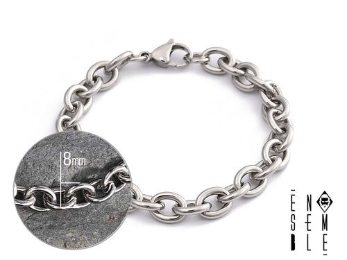 Un capolavoro di design e artigianato. Questo esclusivo braccialetto è realizzato in acciaio inossidabile di altissima qualità, con una catena massiccia e dal design impeccabile. La sua lucentezza è straordinaria, frutto di una meticolosa lavorazione che esalta la bellezza dell'acciaio. Un accessorio di lusso, simbolo di stile e raffinatezza, perfetto per chi apprezza la qualità e l'eleganza senza tempo. Un gioiello da indossare e da custodire come un tesoro prezioso.