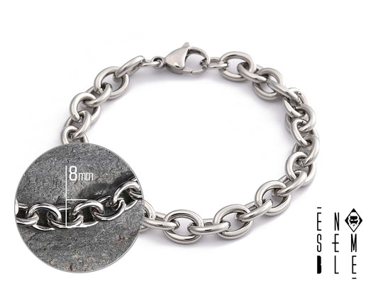 Un capolavoro di design e artigianato. Questo esclusivo braccialetto è realizzato in acciaio inossidabile di altissima qualità, con una catena massiccia e dal design impeccabile. La sua lucentezza è straordinaria, frutto di una meticolosa lavorazione che esalta la bellezza dell'acciaio. Un accessorio di lusso, simbolo di stile e raffinatezza, perfetto per chi apprezza la qualità e l'eleganza senza tempo. Un gioiello da indossare e da custodire come un tesoro prezioso.