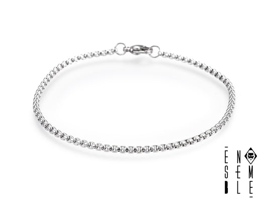 Realizzato in acciaio inossidabile di alta qualità, questo braccialetto presenta una maglia box da 2.5 mm, lucida e resistente. La sua semplicità lo rende un accessorio versatile, adatto ad ogni occasione e stile.
