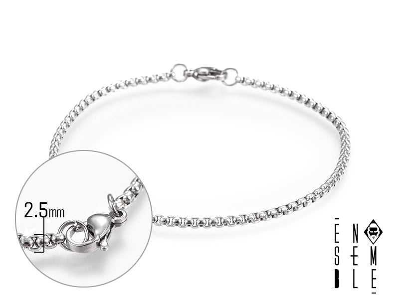 Questo braccialetto è un esempio di eleganza discreta e di qualità superiore. La catenella in acciaio inossidabile, con la sua maglia box da 2.5 mm, garantisce resistenza alla corrosione e durata nel tempo. La sua finitura lucida dona un tocco di raffinatezza, rendendolo un accessorio perfetto per chi apprezza la semplicità e l'eleganza senza tempo.