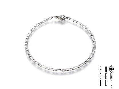 Bracciale in acciaio argentato con maglia Figaro, larga 2.5 mm.
Un accessorio classico e versatile, perfetto per completare qualsiasi outfit, da quello casual a quello più elegante. La maglia Figaro, con il suo design iconico, dona un tocco di raffinatezza senza tempo. L'acciaio argentato garantisce durata e resistenza, mantenendo intatta la sua brillantezza nel tempo. Un gioiello ideale per ogni occasione.