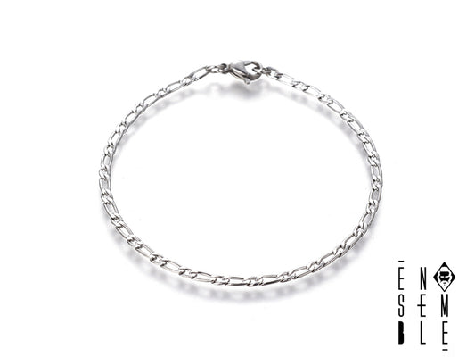 Bracciale in acciaio argentato con maglia Figaro, larga 2.5 mm.
Un accessorio classico e versatile, perfetto per completare qualsiasi outfit, da quello casual a quello più elegante. La maglia Figaro, con il suo design iconico, dona un tocco di raffinatezza senza tempo. L'acciaio argentato garantisce durata e resistenza, mantenendo intatta la sua brillantezza nel tempo. Un gioiello ideale per ogni occasione.