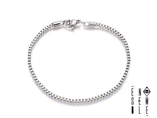Un braccialetto essenziale, elegante e intramontabile. La catenella in acciaio inossidabile, con la sua maglia box quadrata da 2.0 mm, dona un tocco di raffinatezza senza tempo, perfetto per un look minimalista.