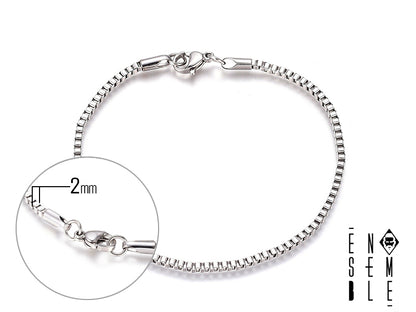 Metti un po' di acciaio inossidabile nel tuo stile! Questo braccialetto è così semplice, così elegante, così resistente... che non potrai più farne a meno! Perfetto per chi ama la semplicità ma non vuole rinunciare allo stile. Preparati a ricevere complimenti a non finire!