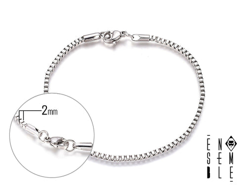 Metti un po' di acciaio inossidabile nel tuo stile! Questo braccialetto è così semplice, così elegante, così resistente... che non potrai più farne a meno! Perfetto per chi ama la semplicità ma non vuole rinunciare allo stile. Preparati a ricevere complimenti a non finire!